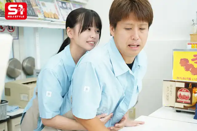 Nhỏ sinh viên làm thêm tại cửa hàng tiện lợi